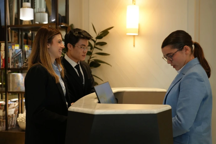 Visite de l'hôtel Kimpton par les étudiants du CMH