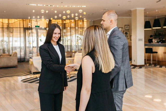 Chef concierge en hôtellerie accueillant un client